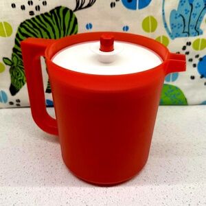TUPPERWARE SHORT PITCHER 1.5 QUART W/ PUSH BUTTON LID RED AND WHITE